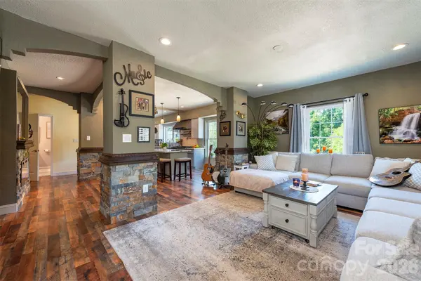65 Walnut ST, Marion, NC 28752