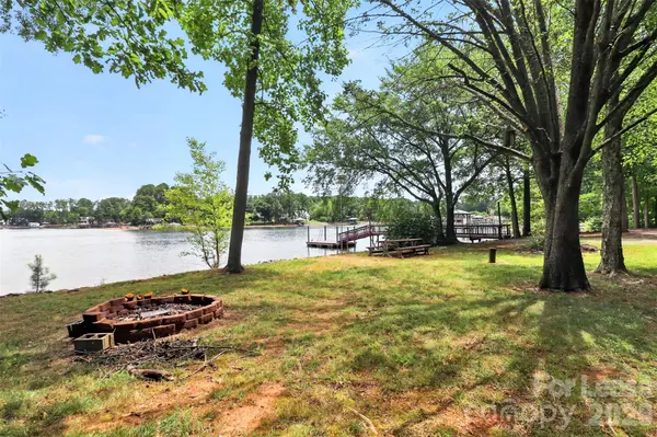 120 Stepaside LN, Mooresville, NC 28117