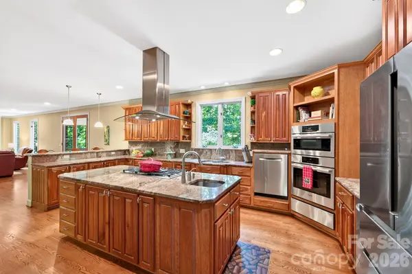 25 Whitaker View RD, Fairview, NC 28730