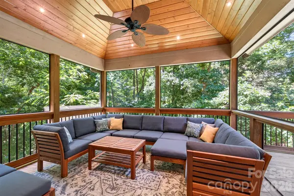 25 Whitaker View RD, Fairview, NC 28730