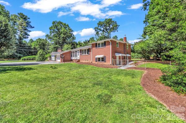 907 W Blue Ridge RD, East Flat Rock, NC 28726
