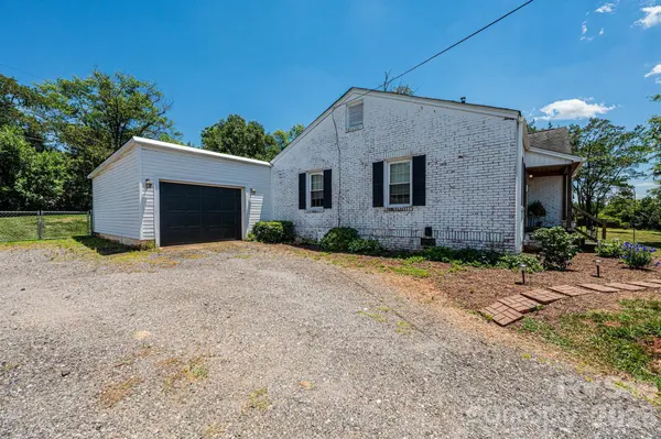 1240 12th Street PL NW, Hickory, NC 28601