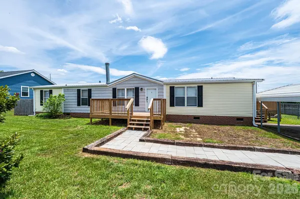 2385 Arrowwood DR, Hickory, NC 28601