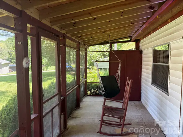 42 Country Meadows RD, Burnsville, NC 28714