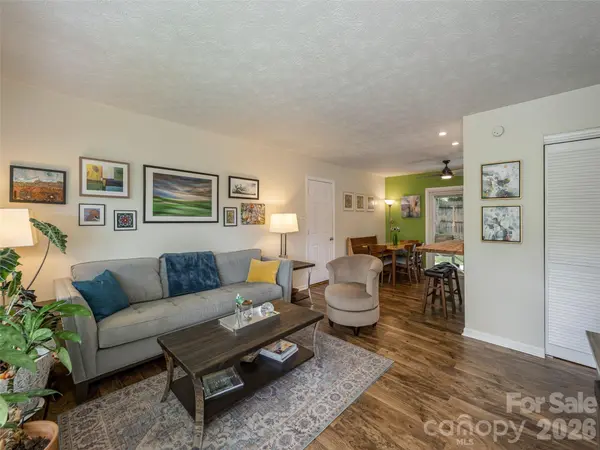14 Fox Run PL, Fairview, NC 28730