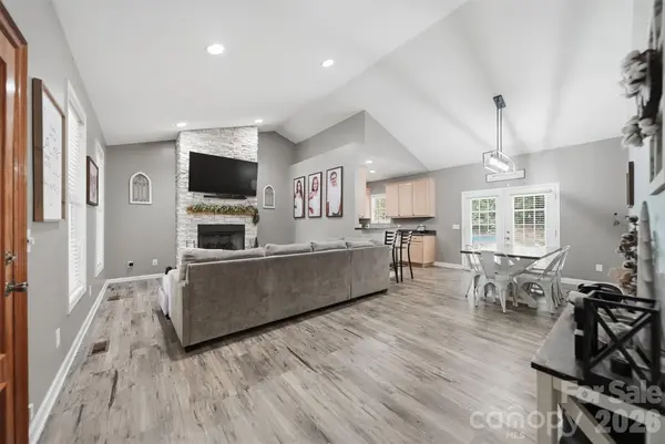 1395 Robinhood DR, Morganton, NC 28655