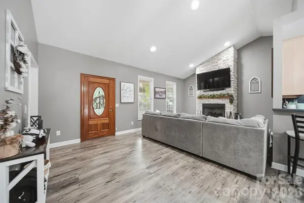 1395 Robinhood DR, Morganton, NC 28655