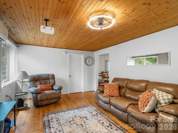 352 Jakes Branch RD, Spruce Pine, NC 28777