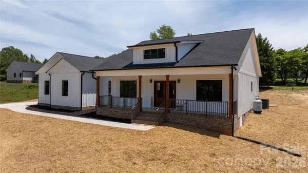1265 Misty LN, Hickory, NC 28601