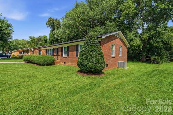 5008 Sea Oates LN, Bessemer City, NC 28016