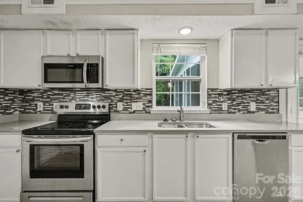 1029 Jordans Pond LN, Charlotte, NC 28214