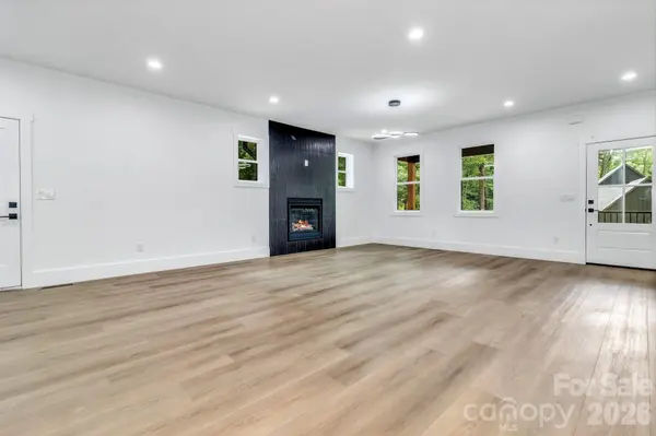 80 Goldenwood LN, Mills River, NC 28759