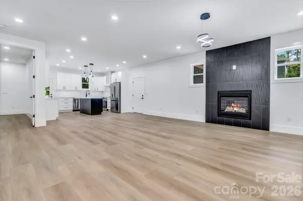 80 Goldenwood LN, Mills River, NC 28759