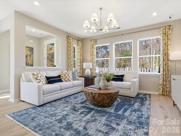 8402 Discovery LN, Charlotte, NC 28216