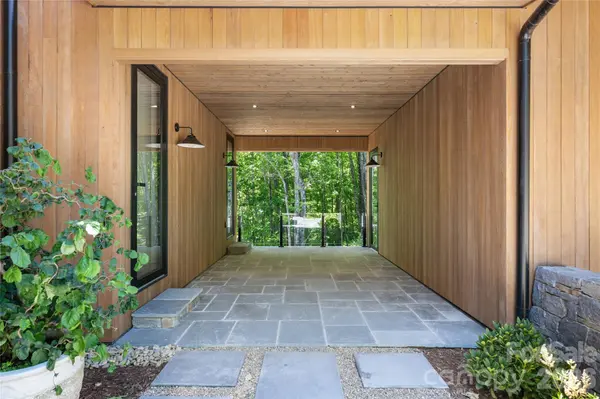 140 Panther Summit DR, Lake Toxaway, NC 28747