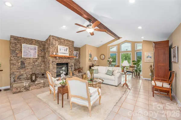 94 Oakcrest LN, Waynesville, NC 28786