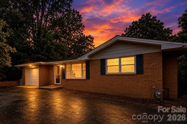 629 Willow RD, Hendersonville, NC 28739