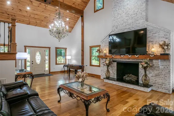 86 Holiday DR, Hendersonville, NC 28739