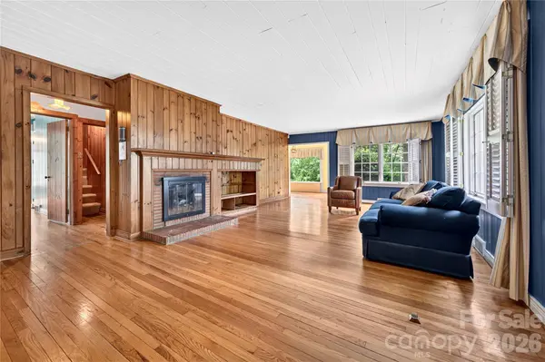 25 Inglewood RD, Asheville, NC 28804