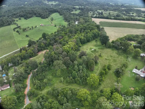 37 Amber LN, Clyde, NC 28721