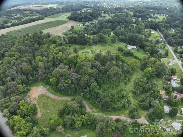 37 Amber LN, Clyde, NC 28721