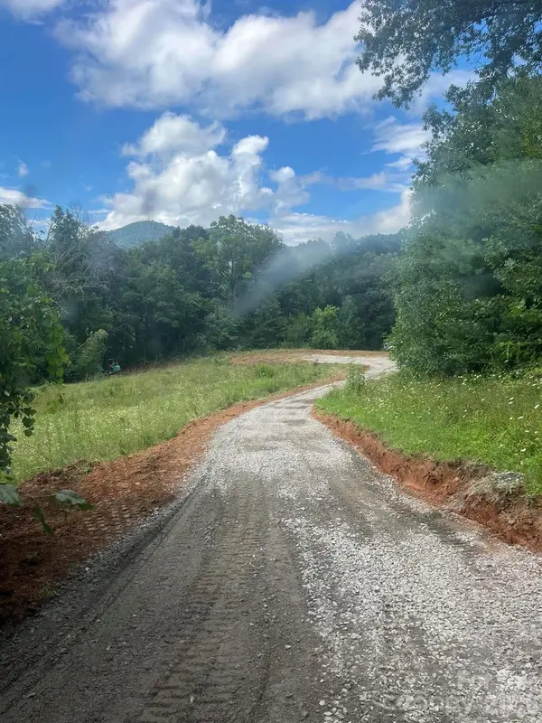 37 Amber LN, Clyde, NC 28721