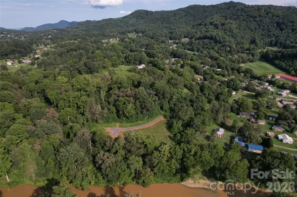 37 Amber LN, Clyde, NC 28721