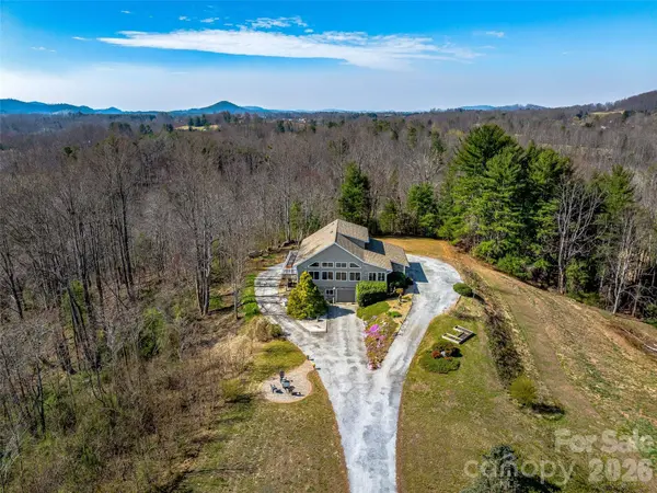 150 Hobby Horse LN, Hendersonville, NC 28792