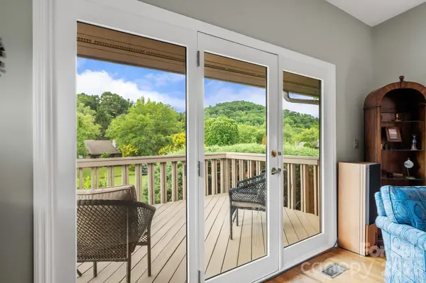52 Clubside DR, Asheville, NC 28804
