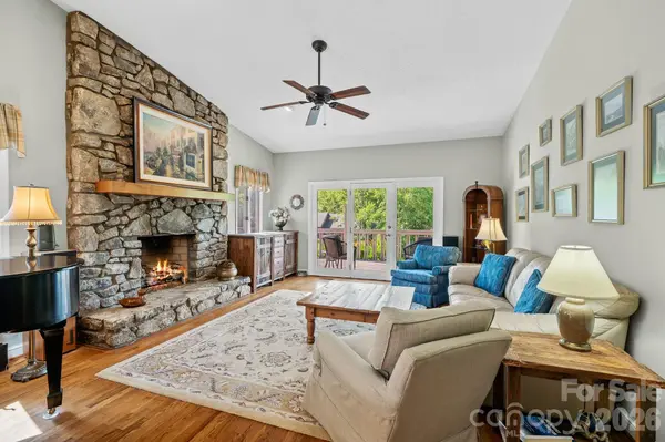 52 Clubside DR, Asheville, NC 28804