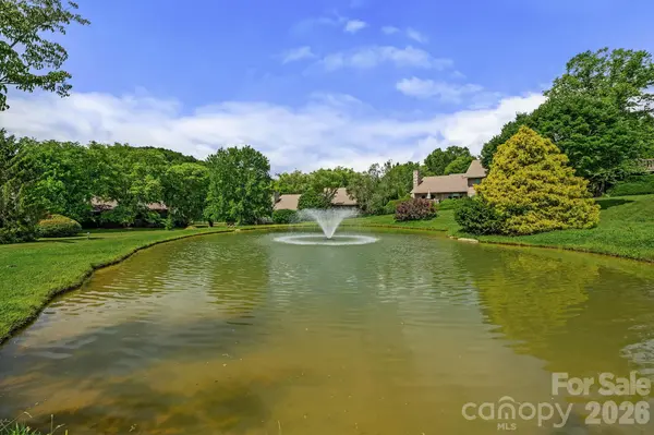 52 Clubside DR, Asheville, NC 28804