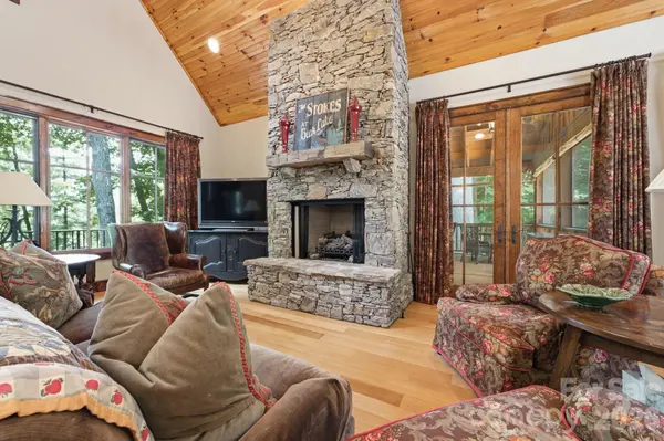 185 Songcatcher CT, Tuckasegee, NC 28783