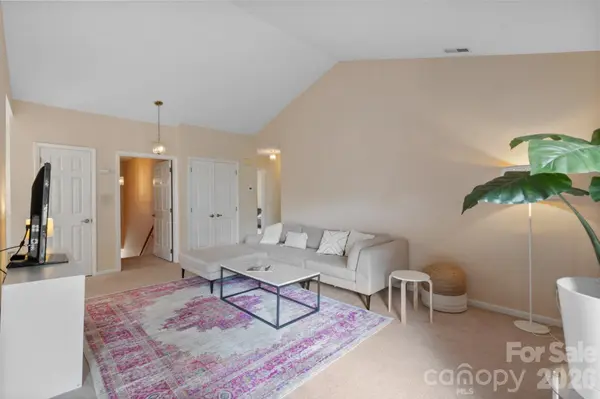 2834 Iron Gate LN, Charlotte, NC 28212
