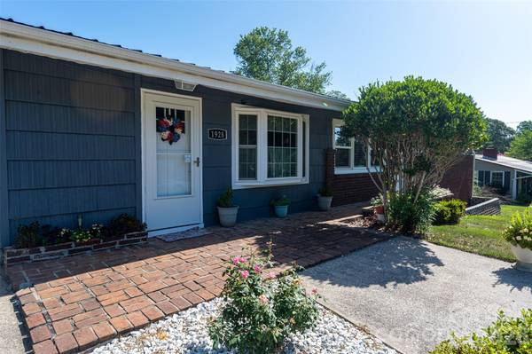 1928 Marigold LN, Hudson, NC 28638