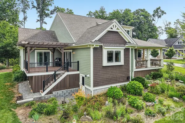 17 Hamilton Woods LN, Etowah, NC 28729