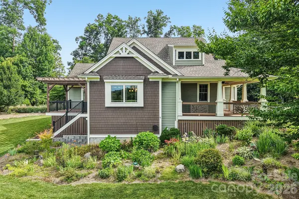 17 Hamilton Woods LN, Etowah, NC 28729