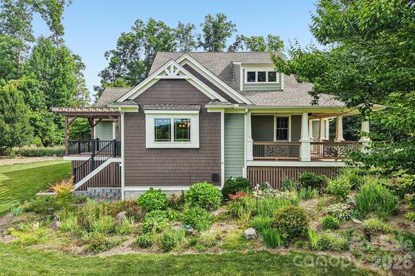 17 Hamilton Woods LN, Etowah, NC 28729