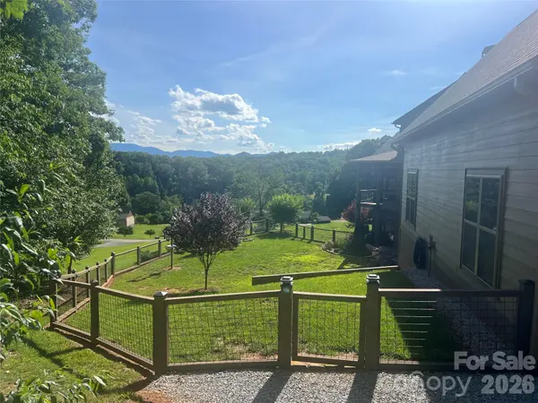 1052 Porter Creek DR, Franklin, NC 28734