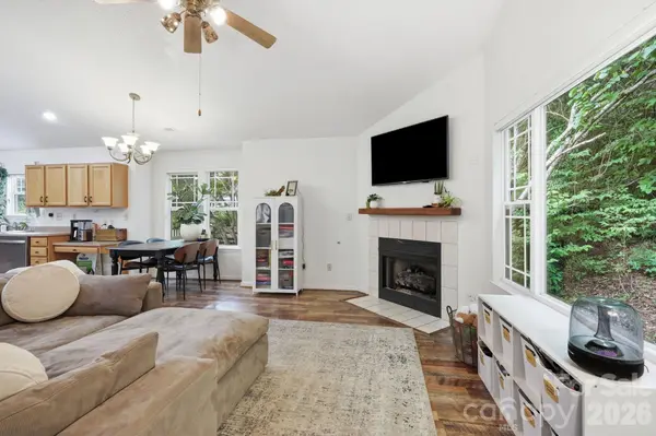 51 Sunview CIR, Arden, NC 28704