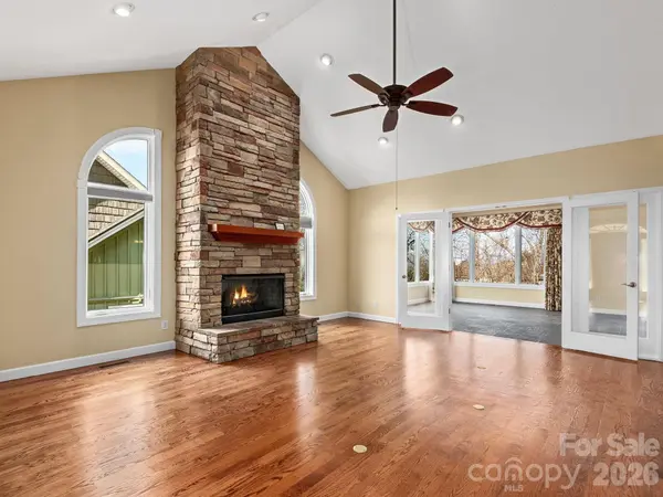 54 Deep Valley LN, Hendersonville, NC 28791