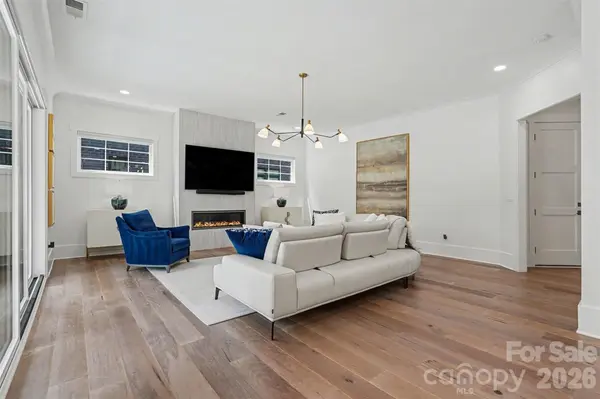 915 Laurel Creek LN, Charlotte, NC 28211