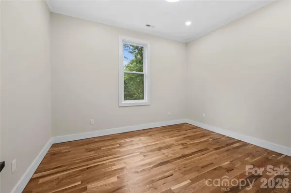 210 Hickory Tree LN, Hendersonville, NC 28739