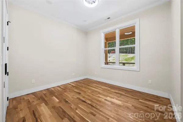 210 Hickory Tree LN, Hendersonville, NC 28739