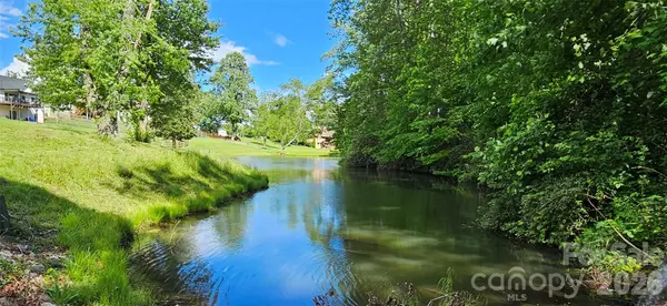 12 Farm Pond LN, Candler, NC 28715