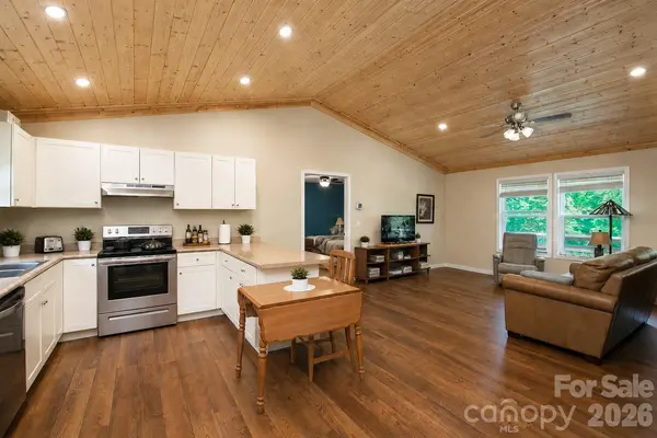 24 Old Rogers LN, Sylva, NC 28779