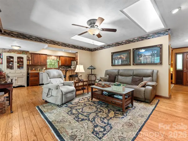 3 Westbridge DR, Hendersonville, NC 28739