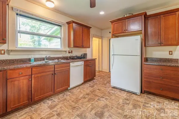 648 Lakeshore DR, Asheville, NC 28804