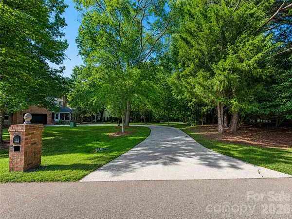 8503 Foxbridge DR, Matthews, NC 28104