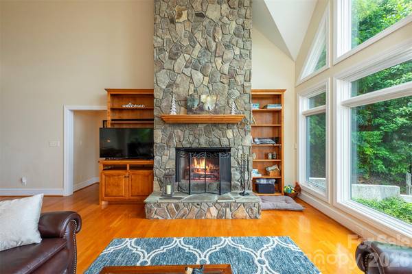301 Oak Winds DR, Old Fort, NC 28762