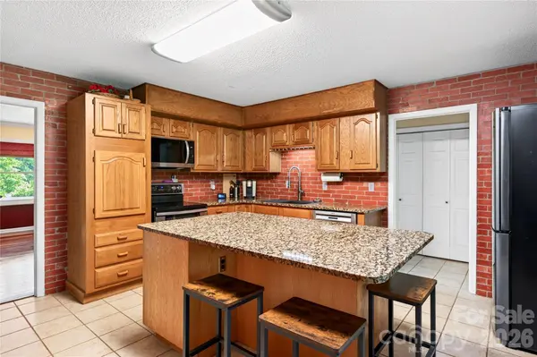 10 Old Turnpike RD, Mills River, NC 28759